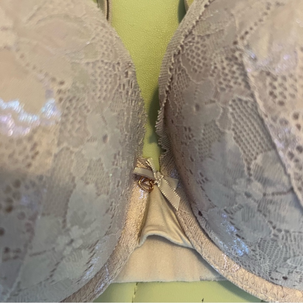 Victoria’s Secrets Elegant Lace Underwire Bra in Light Pink - Picture 2 of 7
